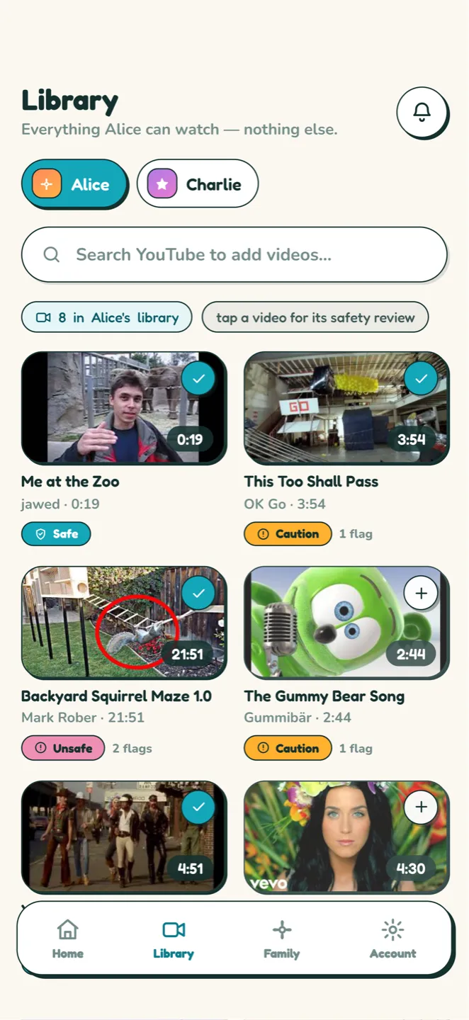 Förälderns bibliotek i Watchly, där varje video har bedömningen Säker, Var försiktig eller Osäker från AI-säkerhetsgranskningen.